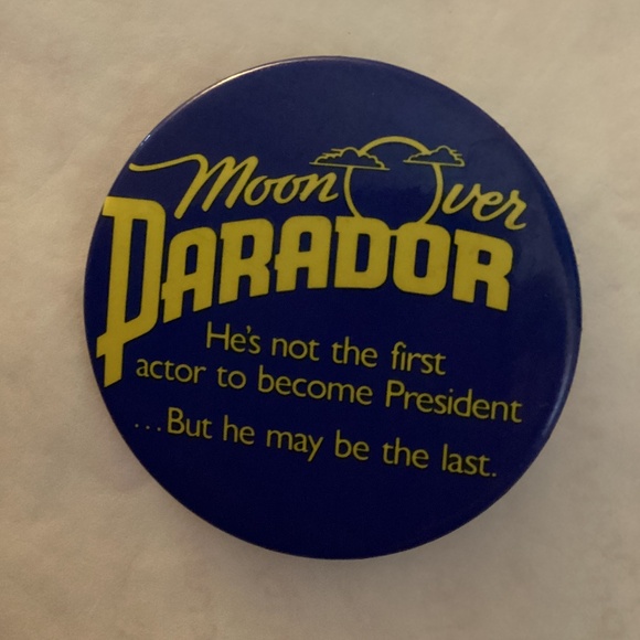 Universal Jewelry - Vintage 1988 MOON OVER PARADOR Movie Promo Pinback Pin Button Richard Dreyfuss